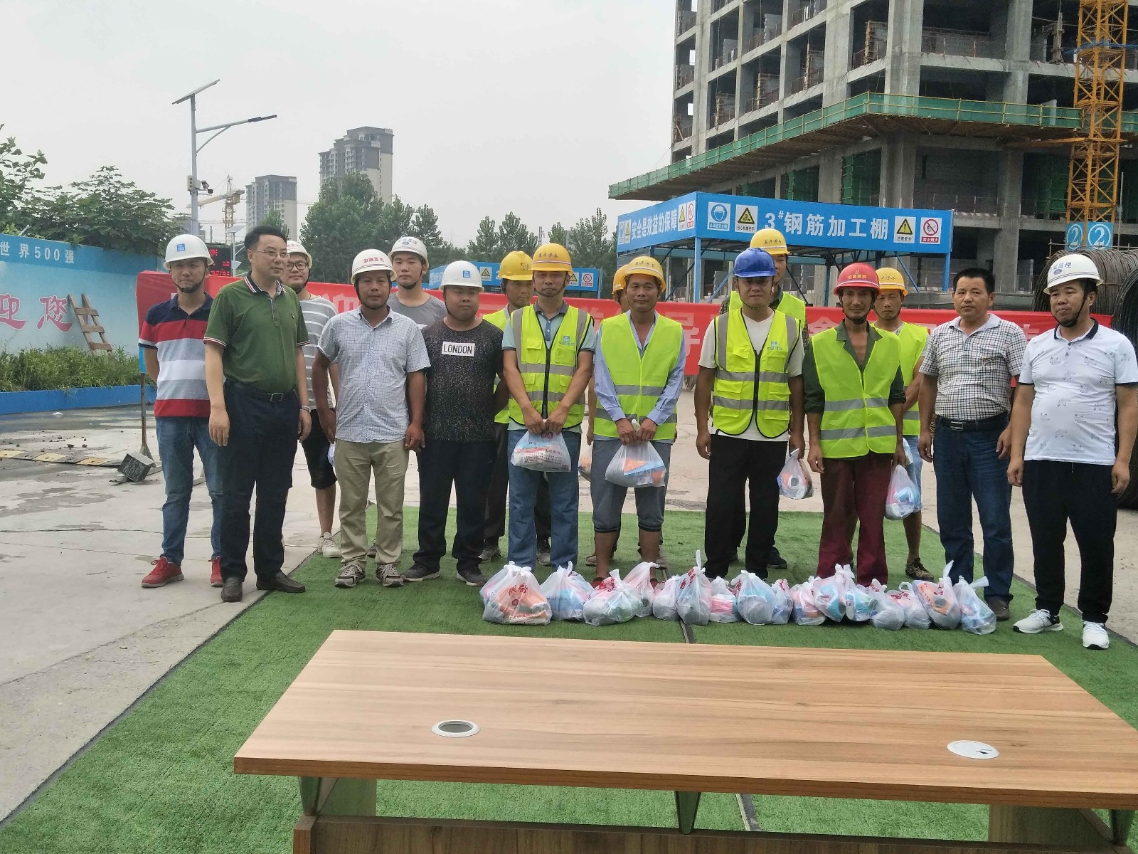 “2018夏日送清涼”廬陽區(qū)四里河街道黨工委書記阮仁勝等領(lǐng)導(dǎo)一行慰問鼎鑫金融中心項目一線全體員工