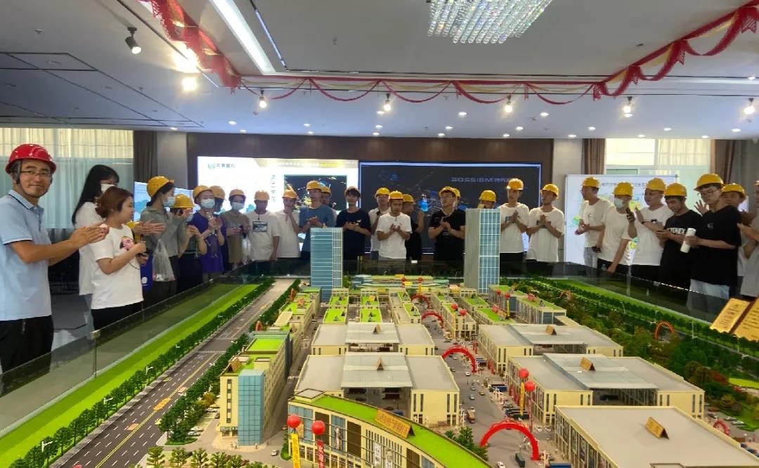 太原理工大學(xué)現(xiàn)代科技學(xué)院師生團(tuán)來(lái)孝義農(nóng)產(chǎn)品大市場(chǎng)項(xiàng)目觀摩學(xué)習(xí)