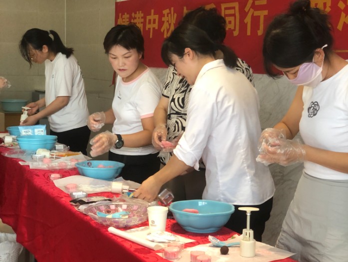 鼎鑫中心迎中秋：DIY月餅樂翻天，物業(yè)暖心添喜慶