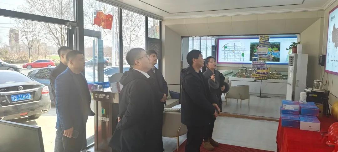 金融活水潤(rùn)實(shí)體  共筑通許新未來(lái)——通許縣營(yíng)商中心和中原銀行通許支行領(lǐng)導(dǎo)一行考察【鼎鑫?幸福滙】項(xiàng)目
